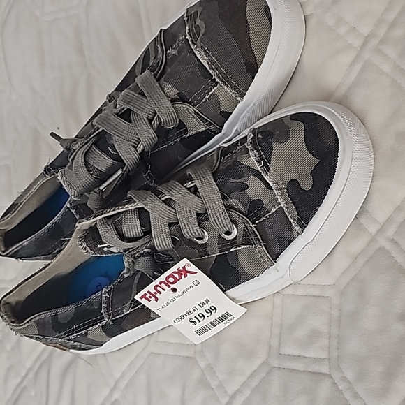 SNEAKERS - Picture 1 of 4